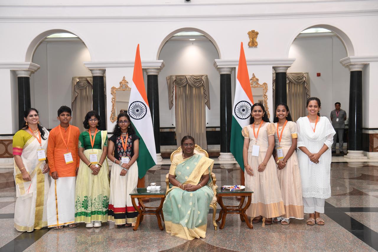 Rakshabandhan with President of India-PMSHRI KV Thrissur-1