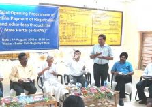 Shri C.K. Dhar Senior Technical Director & SIO explaining features of the Software to the audience.;?>