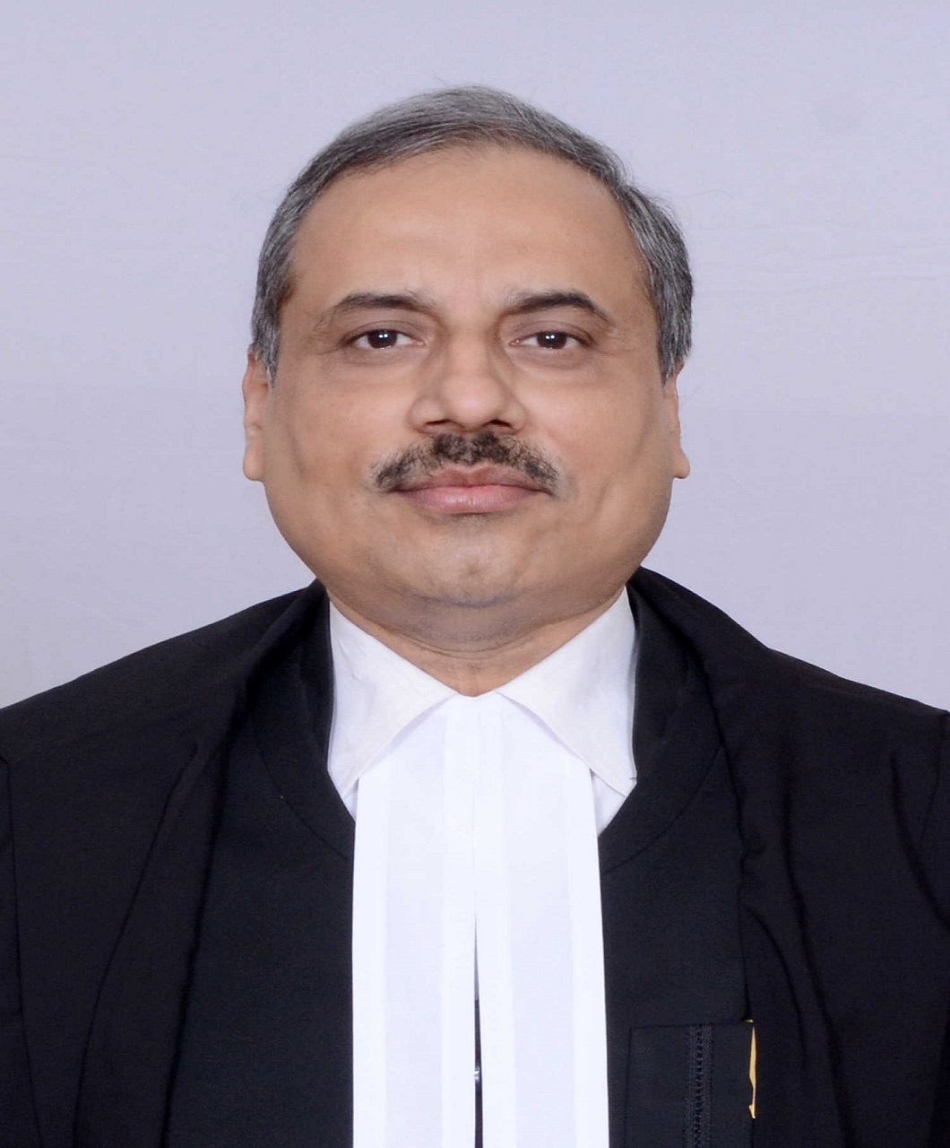 माननीय श्री न्यायमूर्ति रमेश सिन्हा, मुख्य न्यायाधिपति