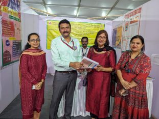 निदेशक ने एनआईईपीएमडी स्टाल के आगंतुकों को ब्रोशर वितरित किए