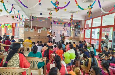 दिव्यांगों के लिए पेशेवर लोगों द्वारा कठपुतली शो का प्रदर्शन