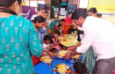 एकाधिक विकलांगता वाले मॉडल विशेष स्कूल के बच्चों को दोपहर का भोजन प्रदान किया गया
