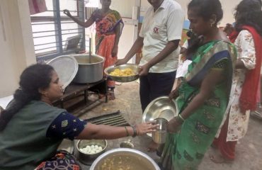 बहु दिव्यांगता वाले व्यक्तियों की सेवा के लिए दोपहर भोजन रसोई में भोजन तैयार करना