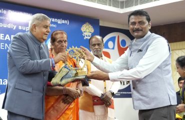 Dr.Nachiketa Rout presenting a memento to Hon'ble Vice President of India
