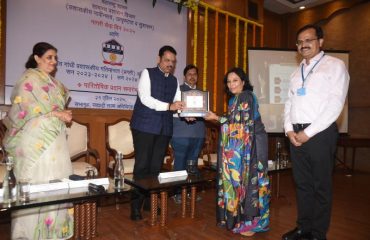 मा. मुख्यमंत्री महोदयांकडून वस्त्रोद्योग विभागाला राजीव गांधी प्रशासकीय गतिमानता (प्रगती) पुरस्कार प्रदान.