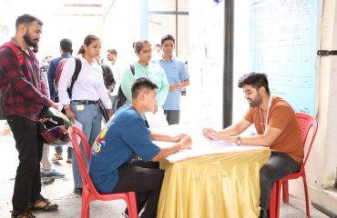 रोजगार मेले में अभ्यर्थी