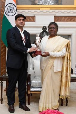 Presenting-Memento-to-Honble-Pre