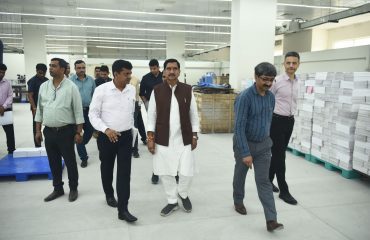 भारत सरकार मुद्रणालय, मिंटो रोड, नई दिल्ली का आवासन और शहरी कार्य माननीय राज्य मंत्री द्वारा निरीक्षण । (20)