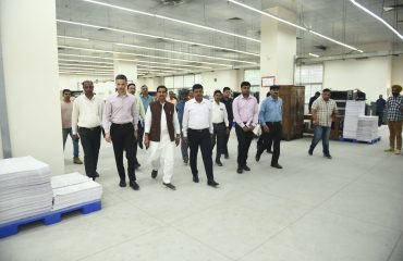 भारत सरकार मुद्रणालय, मिंटो रोड, नई दिल्ली का आवासन और शहरी कार्य माननीय राज्य मंत्री द्वारा निरीक्षण । (18)