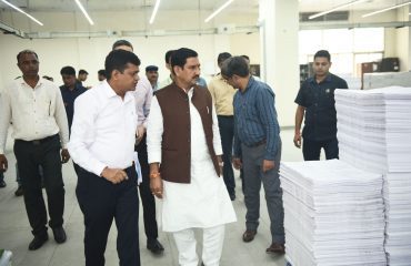 भारत सरकार मुद्रणालय, मिंटो रोड, नई दिल्ली का आवासन और शहरी कार्य माननीय राज्य मंत्री द्वारा निरीक्षण । (9)