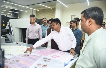 भारत सरकार मुद्रणालय, मिंटो रोड, नई दिल्ली का आवासन और शहरी कार्य माननीय राज्य मंत्री द्वारा निरीक्षण । (12)