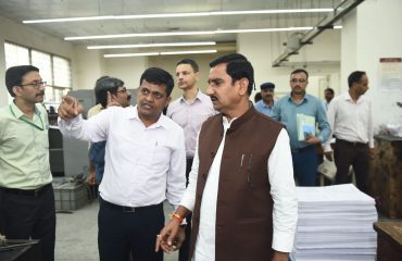 भारत सरकार मुद्रणालय, मिंटो रोड, नई दिल्ली का आवासन और शहरी कार्य माननीय राज्य मंत्री द्वारा निरीक्षण । (10)