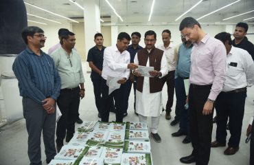 भारत सरकार मुद्रणालय, मिंटो रोड, नई दिल्ली का आवासन और शहरी कार्य माननीय राज्य मंत्री द्वारा निरीक्षण । (2)