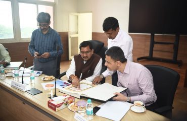 भारत सरकार मुद्रणालय, मिंटो रोड, नई दिल्ली का आवासन और शहरी कार्य माननीय राज्य मंत्री द्वारा निरीक्षण । (3)