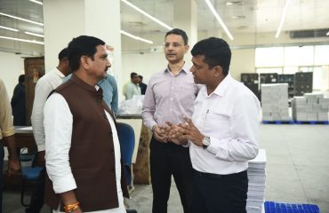 भारत सरकार मुद्रणालय, मिंटो रोड, नई दिल्ली का आवासन और शहरी कार्य माननीय राज्य मंत्री द्वारा निरीक्षण । (1)