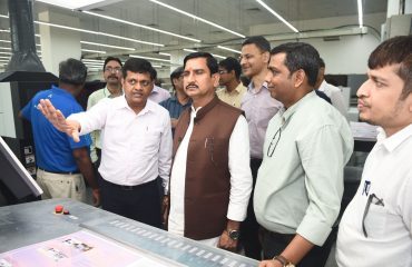 भारत सरकार मुद्रणालय, मिंटो रोड, नई दिल्ली का आवासन और शहरी कार्य माननीय राज्य मंत्री द्वारा निरीक्षण । (15)