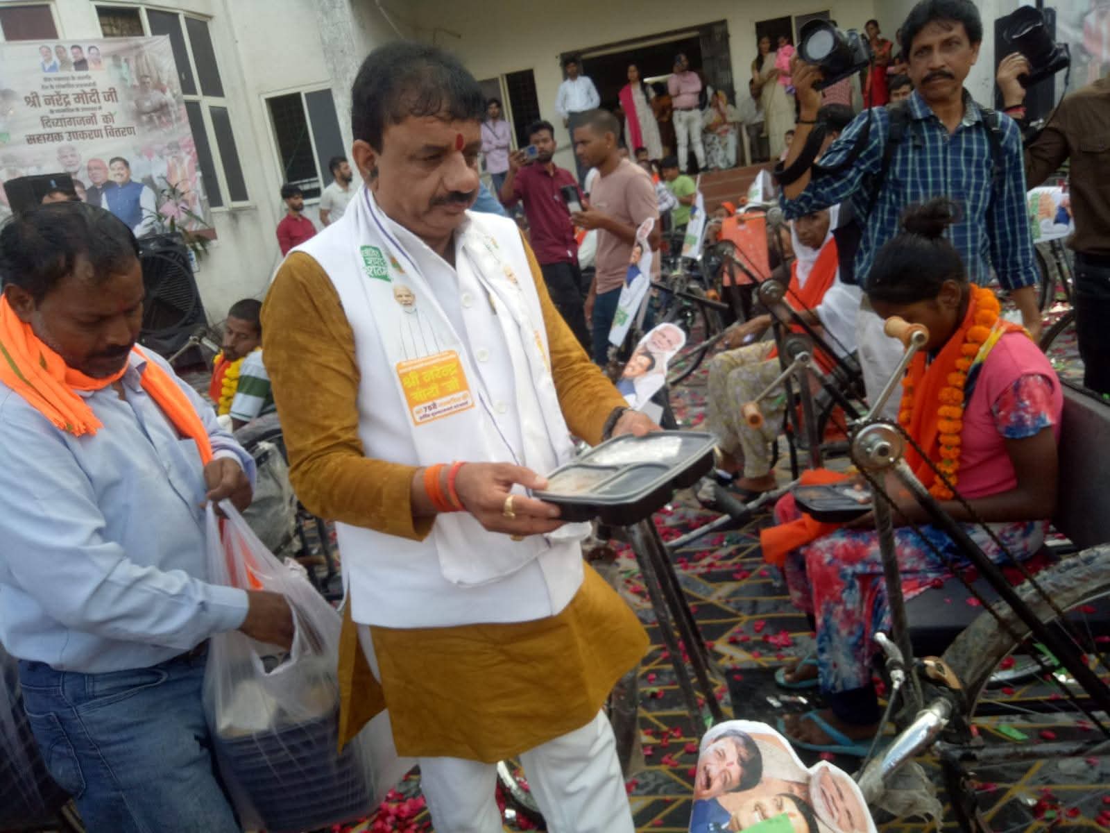 "सेवा पर्व" कार्यक्रम के दौरान भोपाल के माननीय सांसद श्री आलोक शर्मा जी द्वारा सहायक उपकरणों का वितरण