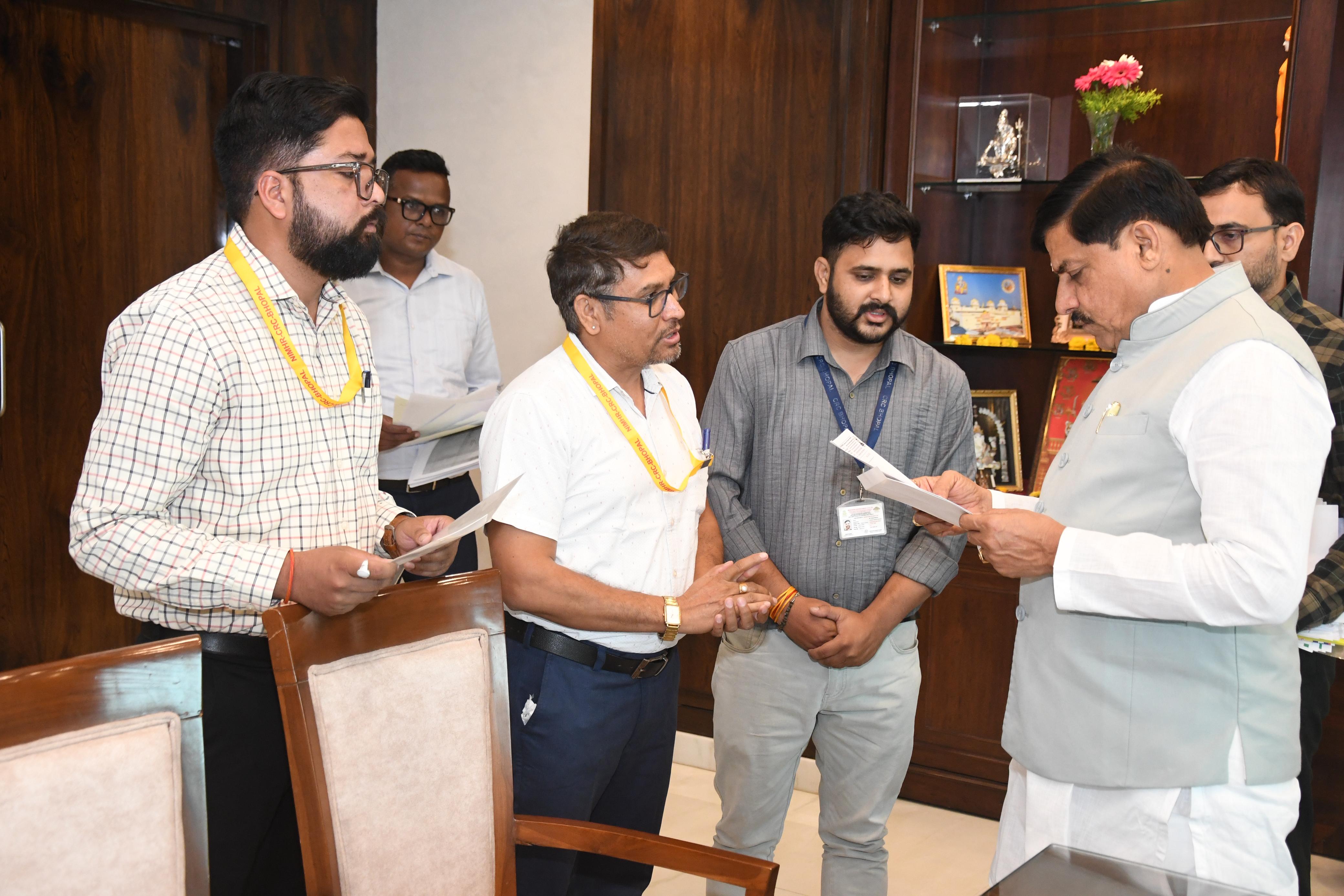 माननीय मुख्यमंत्री मध्य प्रदेश शासन डॉ मोहन यादव जी से केंद्र की गतिविधियों के बारे मे जानकारी ली