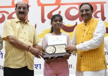 हिन्दी दिवस समारोह एवं प्रतिभावान छात्रों को पुरस्कृत करना ;?>