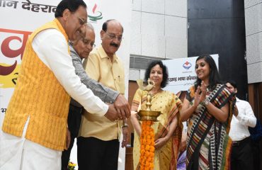 हिन्दी दिवस समारोह एवं प्रतिभावान छात्रों को पुरस्कृत करना 