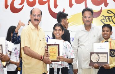 हिन्दी दिवस समारोह एवं प्रतिभावान छात्रों को पुरस्कृत करना 