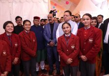 मुख्यमंत्री स्कूल के छात्रों के साथ;?>