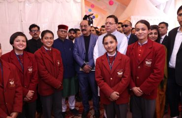 मुख्यमंत्री स्कूल के छात्रों के साथ