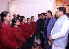 मुख्यमंत्री स्कूल के छात्रों के साथ;?>