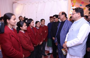 मुख्यमंत्री स्कूल के छात्रों के साथ
