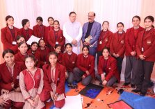 मुख्यमंत्री स्कूल के छात्रों के साथ;?>