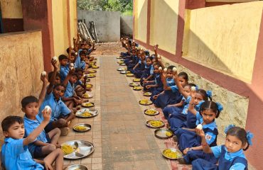 जि.प.शाळेत अन्न वाटप