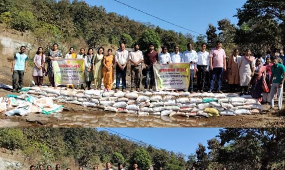 मुख्यमंत्री समृद्ध पंचायतराज अभियान अंतर्गत पंचायत समिती विक्रमगड श्रमदानातून वनराई बंधारे बांधले.