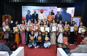Group Photo Of Awardees with Hon'ble Governor