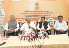 Dr. Virendra Kumar, Union Minister of Social Justice and Empowerment (SJ&E), along with Shri B.L. Verma, Union Ministers of State (SJ&E) in Media Briefing;?>