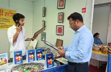 अपर सचिव , समाज कल्याण द्वारा जनजाति महोत्सव में स्टाॅल का निरीक्षण