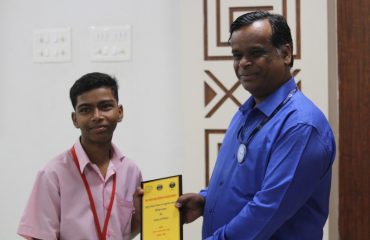 Shri Abhishek Jain, Assistant Director (Official Language), Department of Atomic Energy, Mumbai rewarding the participants of the quiz competition