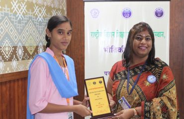 Awarding the participants of the quiz competition, Mrs. Madhavi, Assistant Director (Official Language), Bhabha Atomic Research Centre, Mumbai