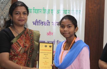 Shri Achaleshwar Singh, Director (Official Language), Department of Atomic Energy, Mumbai rewarding the participants of the quiz competition