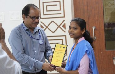 Shri Manoj Kumar Shukla, Assistant Director (Official Language), Department of Atomic Energy, Mumbai, rewarding the participants of the quiz competition