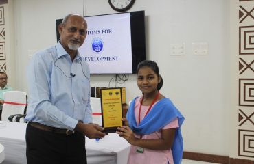 Shri Achaleshwar Singh,Director (Official Language), Department of Atomic Energy, Mumbai rewarding the participants of the quiz competition