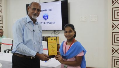 Shri Achaleshwar Singh,Director (Official Language), Department of Atomic Energy, Mumbai rewarding the participants of the quiz competition