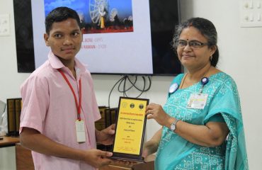 Awarding the participants of the quiz competition, Mrs. Vidya Shree, Assistant Director (Official Language), BRIT, Mumbai