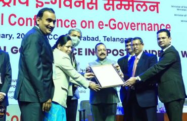 Sh. Barun Mitra, Secretary (Justice) receiving National Award 2020-2021 in ‘Gold Category I – Excellence in Government Process Re-engineering for Digital Transformation' from Dr. Jitendra Singh, Minister of State (PP)