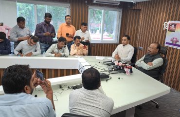 मा. मंत्री महसूल यांच्या अध्यक्षतेखाली आढावा बैठक