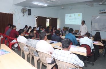 संरचित सत्र प्रगतीपथावर आहे - आपत्ती जोखीम कमी करण्याच्या मॉड्यूल अंतर्गत मुख्य संकल्पना सादर करणारा सुविधाकर्ता