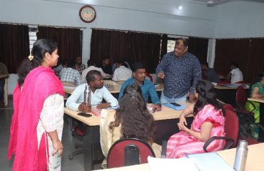 कृतीत सहयोगी शिक्षण - सहभागी गट चर्चेद्वारे वास्तविक जीवनातील समस्या सोडवण्याचे अन्वेषण करतात