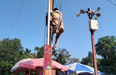समुदाय-आधारित आपत्ती तयारी सत्रात जनता आणि अधिकारी उपस्थित राहतात