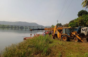 समुदायाचा सहभाग: स्थानिक रहिवासी सुरक्षा कवायतीसाठी पोलिस आणि अधिकाऱ्यांशी हात मिळवतात