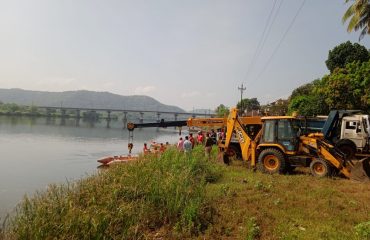 समुदायाचा सहभाग: स्थानिक रहिवासी सुरक्षा कवायतीसाठी पोलिस आणि अधिकाऱ्यांशी हात मिळवतात