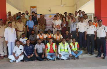 फील्ड ट्रेनिंग दरम्यान अँकर सुरक्षित करणारे अधिकारी आणि रेस्क्यू सेटअप तयार करत आहेत